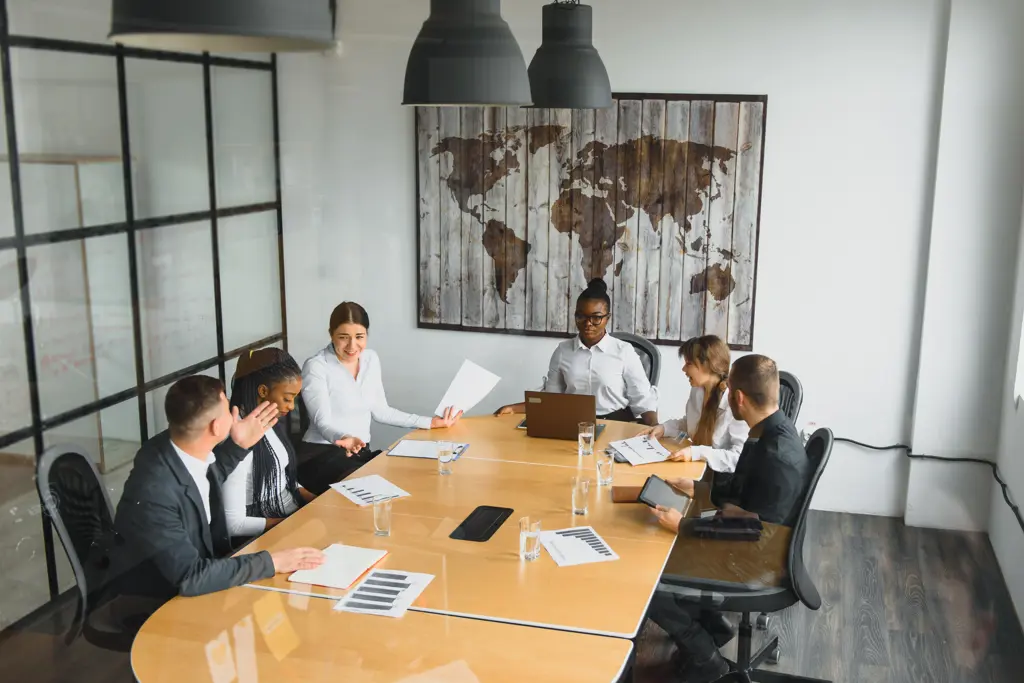 Reunião de trabalho com várias pessoas em sala de reunião